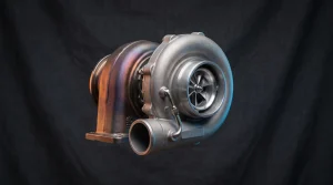Turbocharger with a heat-tinted turbine housing on the exhaust side and a cooler compressor housing on the intake side